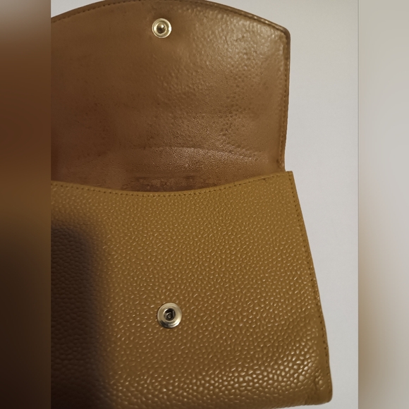 Chanel wallet used, preloved, has wear its dirty, worn and not new see photos - Picture 7 of 10